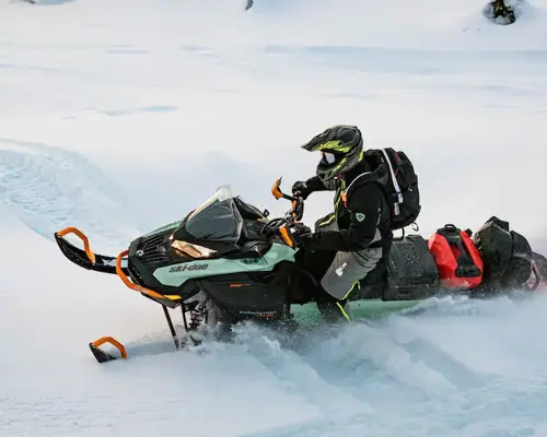 Person på snöskoter