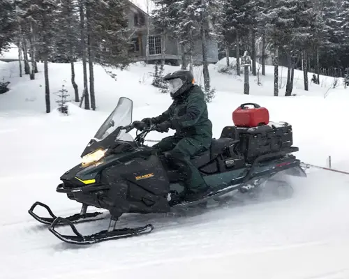 Person som åker snöskoter i snö